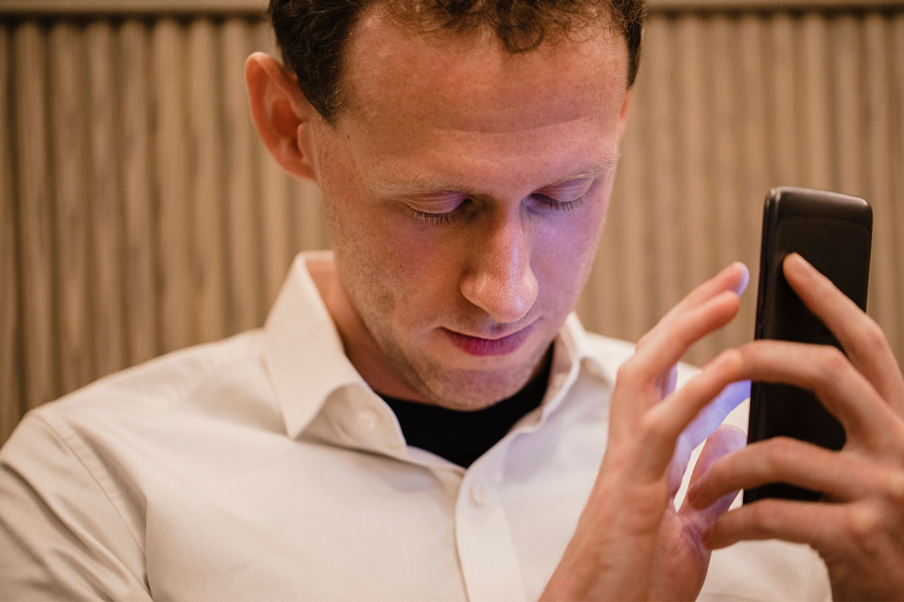 Deafblind man communicating through mobile phone